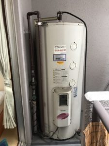 大阪市浪速区元町にて電気温水器の交換